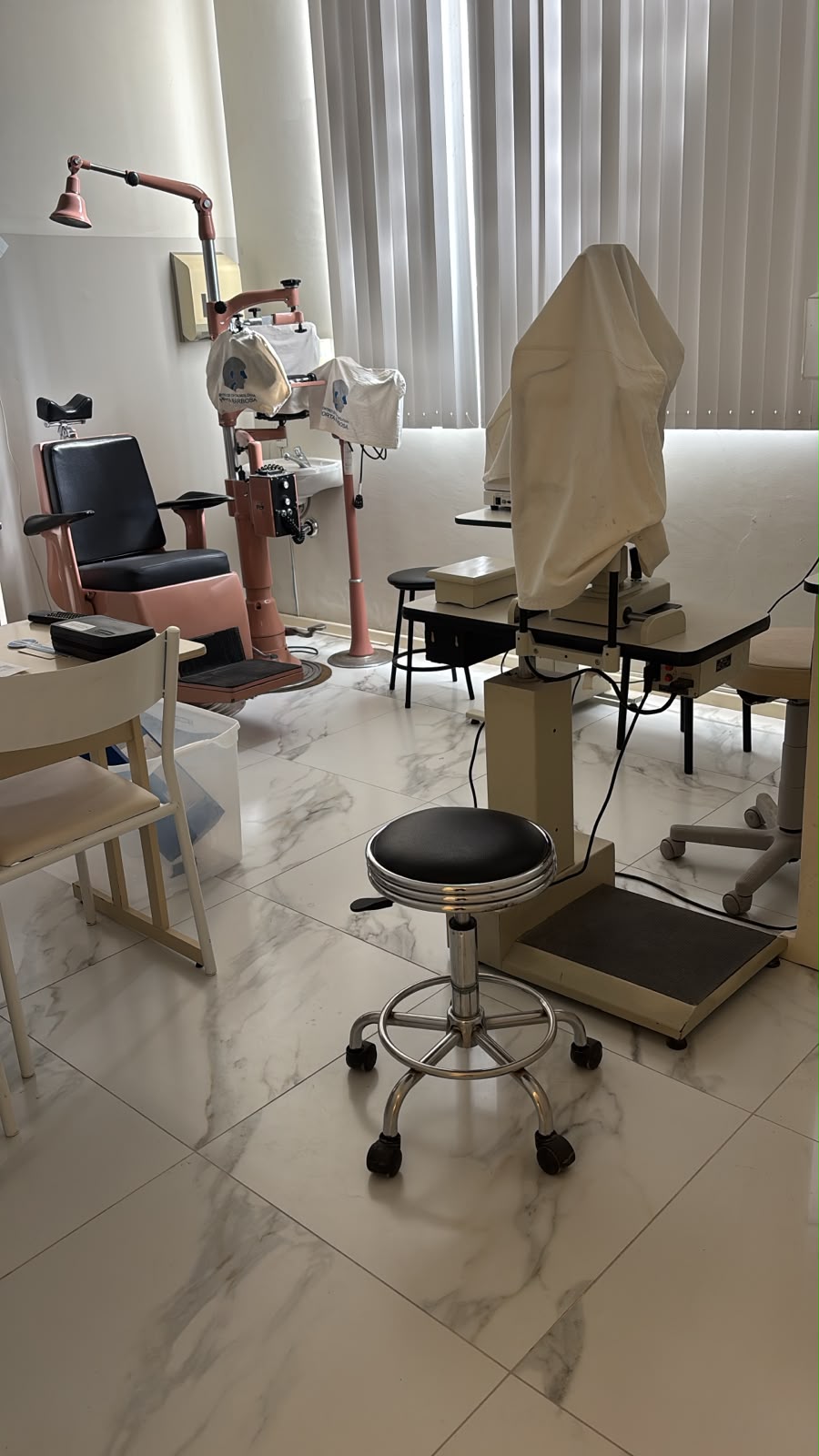 Consultório oftalmológico e equipamentos de diagnóstico